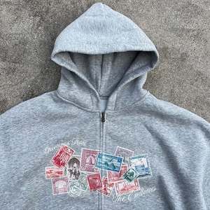 Sudadera con capucha gris jaspeado personalizada, de algodón grueso, estilo urbano, con estampado gráfico, marca privada, con cremallera completa y forro polar. - Product Image 2