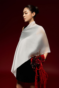 เดรสผ้าไหมวอยล์แขนยาวปกติ คอปกเรียบง่าย ทรงหลวมสบาย ระบายอากาศได้ดี มีกระดุมและผ่าข้าง เหมาะสำหรับฤดูร้อน บริการ OEM  ความยาวปานกลาง - Product Image 6