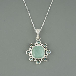Collier pendentif de luxe en amazonite naturelle et quartz bleu suisse, design de créateur, texture métallique, laiton plaqué argent. - Product Image 1