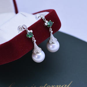 Boucles d'oreilles en perles rondes blanches d'eau douce de 10-11 mm pour femmes, argent S925, design minimaliste avec une forte brillance et des imperfections fines - Product Image 5