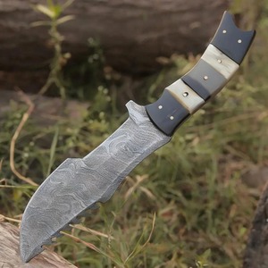 Cuchillo de caza y camping industrial hecho a mano con hoja serrada de 12 pulgadas de largo total, punta de clip, acero de Damasco y mango de cuerno. - Product Image 3