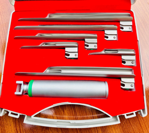 ชุดเครื่องมือตรวจหู คอ จมูก แบบไฟเบอร์ออปติก ยี่ห้อ Macintosh สำหรับการผ่าตัดทั่วไป ผลิตจากเหล็กกล้าไร้สนิมเยอรมัน - Product Image 3