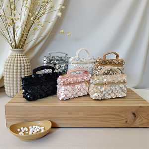 Bolso de mano de lujo de resina de alta calidad con forma de media luna, casual, para noche, hecho a mano, con perlas, a la moda, para novias, bodas, fiestas, con correa de anillo, al por mayor - Product Image 4