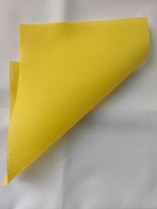 ผ้าสปันบอนด์ 65 GSM สีเหลือง ผลิตจากโพลีโพรพิลีน 100% แบบเรียบ เป็นมิตรกับสิ่งแวดล้อม น้ำหนักเบา สำหรับทำถุงช้อปปิ้ง - Product Image 2
