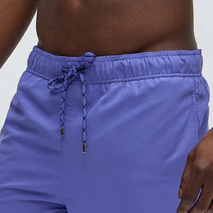 Tela transpirable que ofrece comodidad durante todo el día para clima cálido. Pantalones cortos para hombre para uso diario en verano. Diseño ligero para uso casual. - Product Image 2