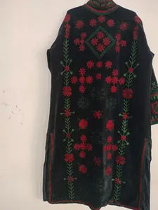 Veste longue en velours noir brodé de qualité supérieure, motif floral, style bohème chic, col montant, manches longues, vêtement d'extérieur pour l'hiver - Product Image 4