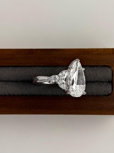 แหวนหมั้นเพชรเลี้ยงในห้องปฏิบัติการ 5 กะรัต รับรองโดย IGI ประดับเพชรสามเม็ด สี E ความสะอาด VS1 ทองคำขาว 14K แหวนเจ้าสาว 7 เม็ด - Product Image 3