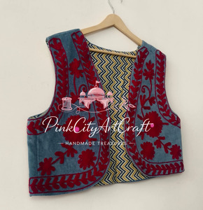 เสื้อกั๊กโคติผ้ากำมะหยี่คอตตอนทำมือแบบสองด้านสำหรับผู้หญิง เสื้อกั๊กแบบดั้งเดิมของราชสถาน ปักลายดอกไม้ สำหรับฤดูหนาว - Product Image 3
