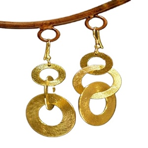 Pendientes de eslabones hechos A mano por A Z, artesanías artesanales en la India de círculos de latón texturizado, unidos, s/g - Product Image 1