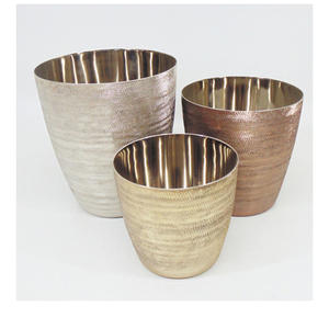 Jarrón de Flores de Aluminio Hecho a Mano de Lujo con Acabado Martillado, Jarrón de Mesa para Decoración Moderna del Hogar y Celebraciones de Diwali - Product Image 1