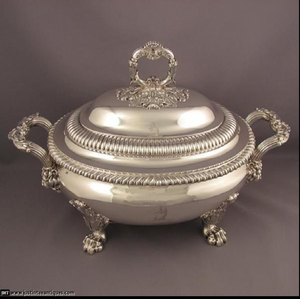 Soupière vintage en argent avec motif de vigne et plateau de présentation assorti. Ce set est disponible à prix de gros. - Product Image 3