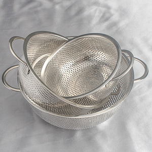 Coladores y escurridores de acero inoxidable más demandados, perfectos para tamizar, lavar, escurrir y, incluso cocinar al vapor. - Product Image 5