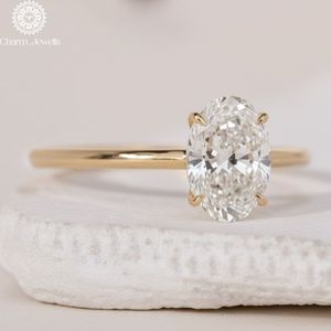 Bague de fiançailles classique pour femme Charm Jewells, trois pierres en moissanite taille coussin, plaqué or 18 carats, sertie à griffes, IGI - Product Image 2