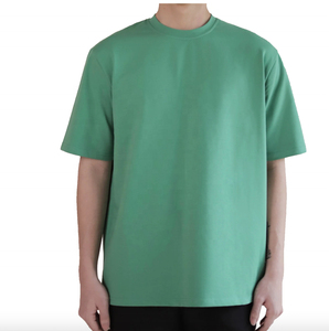 เสื้อยืดคอกลมแขนสั้นสีเขียวมะกอกสำหรับผู้ชาย แห้งเร็ว เป็นมิตรกับสิ่งแวดล้อม ทรงเข้ารูป ผ้าเจอร์ซีย์ 100% คอตตอน สีพื้นลำลอง - Product Image 2