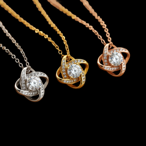 Nuevo Colgante Solitario Geométrico con Diamantes Engastados en Plata 925 con Baño de Rodio, Corte Brillante Redondo, Clásico para Mujer - Product Image 4