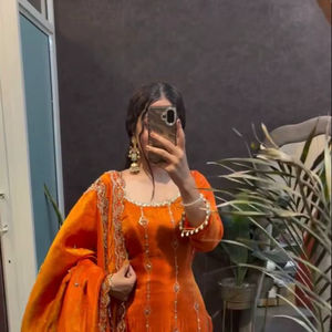 Ensemble de costume en soie Fendy long orange, comprenant un haut et un pantalon en soie Fendy, un dupatta avec broderie de fils et de sequins, et une bordure en dentelle à découpes sur 2 côtés. - Product Image 1