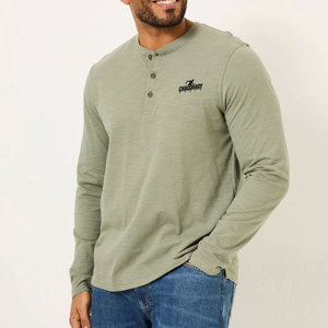 Camiseta Henley de calidad premium con diseño cómodo y ligero, tacto suave y diseño clásico. - Product Image 4