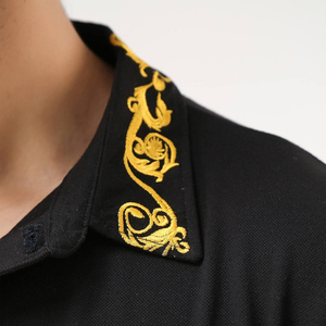 เสื้อโปโลปักลายหรูหราสำหรับผู้ชาย – เสื้อกอล์ฟแขนสั้นสีดำทรงเข้ารูปพร้อมดีไซน์ลายบาโรกสีทอง - Product Image 5