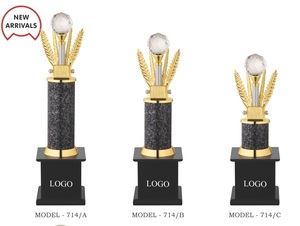 30. Atractivo trofeo de metal con diseño único en forma de diamante - Product Image 1