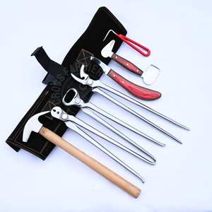 Kit Profesional de Herramientas para Herrador de Caballos con Pinza de 12 Pulgadas, Cuchillo para Pezuñas de Madera, Extractor de Clavos, Pulidor, Limpiador de Pezuñas y Martillo - Product Image 1
