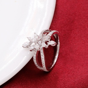 Anillo de oro blanco de 18k con diamantes marquesa naturales y diseño floral de tallo dividido, al por mayor, Memoria Jewels - Product Image 6