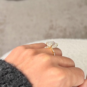 Anillo de Compromiso con Diamante Cultivado en Laboratorio de Corte Esmeralda de 6.50 Quilates, Halo Oculto con Piedras Laterales, Certificado IGI, Anillo de Propuesta de Oro de 14k - Product Image 4