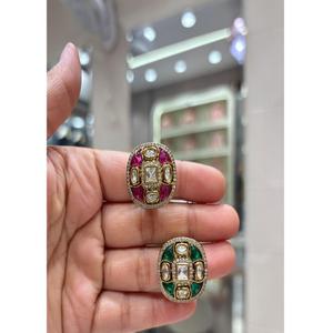 Pendientes de tuerca de moissanita chapados en oro de latón de lujo, de excelente calidad, a la moda, con brillos deslumbrantes, para mujeres y niñas, ideales para bodas y fiestas. - Product Image 1