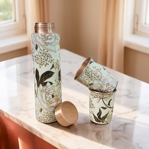 Thermos en cuivre de luxe moderne, bouteille d'eau portable de voyage avec design côtelé - Product Image 5