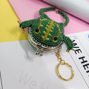 Porte-monnaie grenouille perlé fait main sur mesure avec fermoir métallique et porte-clés – Mini sac artisanal unique pour pièces de monnaie et accessoires - Product Image 6