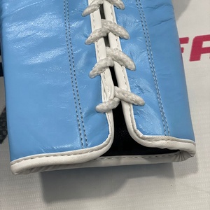 Nouvel ensemble de boxe FLY bleu ciel et blanc pour l'entraînement - Gants de boxe - Protection inguinal - Casque de protection - Cuir véritable - Product Image 6