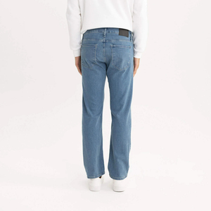 Jeans de Mezclilla de Pierna Recta, Cintura Media, Lavado Medio, para Mujer, Casuales, Largos, 100% Algodón, Corte Regular, Estilo Primavera - Product Image 4