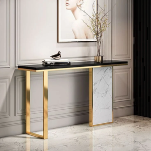 Console élégante avec plateau en marbre blanc et structure en métal doré en forme de V géométrique, disponible à prix de gros. - Product Image 2