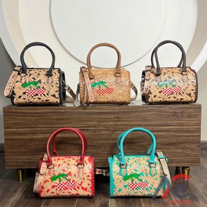 Bolsos de Viaje de Cuero Genuino con Diseño Floral, Precio de Fábrica al por Mayor, Bolsos Cruzados de Moda Personalizados para Fin de Semana - Product Image 1