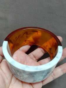 สร้อยข้อมือเรซิ่นสีทองสีดำสีขาวทำด้วยมือเคลือบเงาแบบกว้างเครื่องประดับแฟชั่นที่มีสไตล์เครื่องประดับหรูหราแฟชั่นที่หรูหราของผู้หญิง - Product Image 2