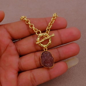 Collier pendentif en quartz fraise brut, forme libre, plaqué or, tendance, pour la vie quotidienne, avec fermoir à bascule, bijoux faits à la main en gros - Product Image 3