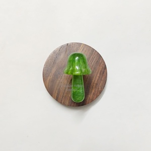 Gancho de Pared de Resina con Forma de Hongo y Base de Madera, Gancho de Pared de Resina Verde Único para Entrada, Dormitorio, Baño, Decoración Elegante para el Hogar - Product Image 2