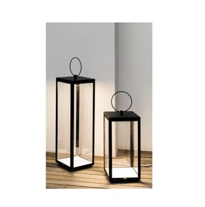 Lanterne en métal moderne pour la décoration intérieure contemporaine, ajoutant une élégance minimaliste et une lumière ambiante douce. - Product Image 6