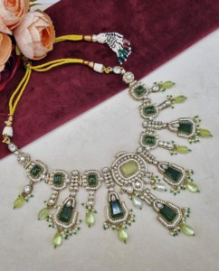 Collar de diseñador con piedra de corte radiante hecho a mano, con aretes y mangtika para mujer, colección de joyería tradicional étnica. - Product Image 2