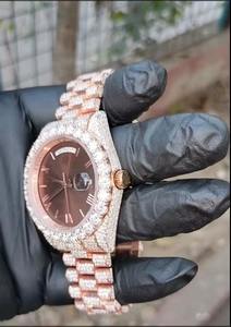 Reloj de diamantes de diseño ecológico para damas con movimiento de cuarzo para uso diario. Disponible para la venta. - Product Image 2