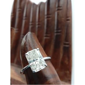 แหวนเพชรทรงเรเดียนท์คัทจากแล็บโกรว์ ดีไซน์เงิน เหมาะสำหรับใส่ทำงาน แหวนหมั้น และโอกาสพิเศษ มีจำหน่ายแล้ว - Product Image 2