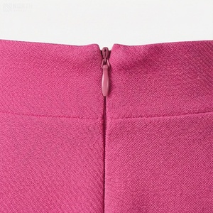 Jupe courte trapèze pour femme, couleur unie, en satin, taille élastique, tissu doux, à porter toute l'année - Product Image 4