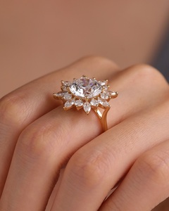 แหวนเงินแท้ 925 ประดับมอสซาไนต์ ชุบทอง 18K ดีไซน์ลายดอกไม้แบบกลุ่ม ประดับเพชรรอบวง  ปลอดภัยต่อผิวแพ้ง่าย เครื่องประดับโดดเด่น - Product Image 5