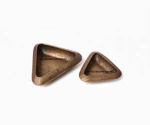 Juego de Cuencos Decorativos Triangulares de Latón Antiguo |   Estantes de Metal Acanalado para Centro de Mesa |   Moderno y Ecológico Personalizable - Product Image 1