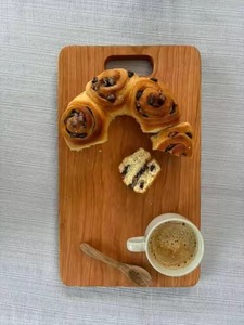 Planche à découper en bois massif de qualité supérieure avec poignée ergonomique pour la préparation des aliments en cuisine, la découpe, le service et les plateaux de fromages - Product Image 1