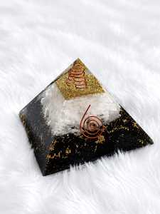 Pyramide d'Orgone Énergétique Faite à la Main en Sélénite Naturelle Écologique et Tourmaline Noire avec Bobine de Cuivre pour Reiki - Vente en Gros - Product Image 1