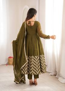 ชุดเดรส Anarkali ดีไซน์หรูหราสำหรับผู้หญิง พร้อมกางเกงและผ้าคลุมไหล่ ผ้าไหมเนื้อหนา ทรงบานยาวถึงข้อเท้า ไม่ยับง่าย เหมาะสำหรับงานปาร์ตี้ - Product Image 4