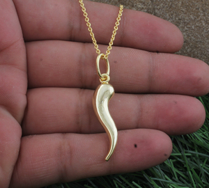 Joyería de Boda de Diseño Elegante y Minimalista con Dijes de Plata de Ley Chapados en Oro en Forma de Luna de Lujo con Engaste de Bisel - Product Image 3