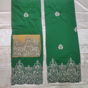 La tradicional y atemporal tela de tafetán George Wrapper nigeriana con adornos de piedras y un intrincado patrón de recortes sobre un diseño floral. - Product Image 1