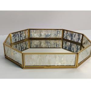 Bandeja rectangular moderna personalizada de vidrio estriado con marco de metal, elegante bandeja decorativa con efecto espejo para decoración del hogar. - Product Image 6