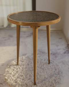 Mesa Auxiliar de Madera India Tradicional, Ecológica, con 3 Patas, Estilo Vintage, para Sala de Estar o Patio - Product Image 1